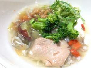 玄米おじや・鮭・さつまいも・お豆腐・納豆・ブロッコリー・小松菜・野菜たっぷりスープ